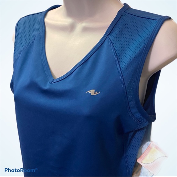 Blue workout muscle tank  🛍️ 3/$18 bundle your likes and 🔥 4/$20 - Picture 4 of 7